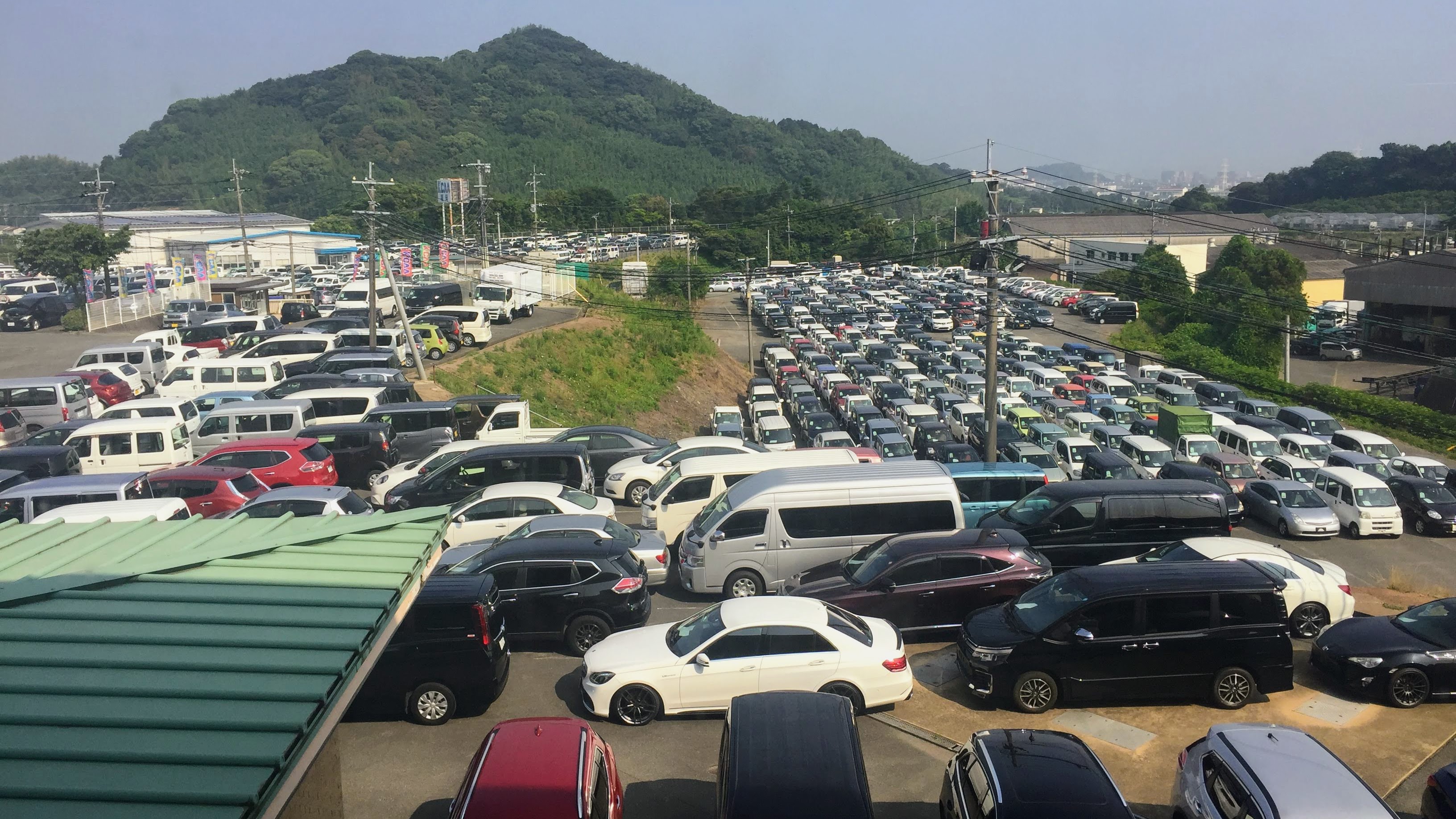 An auction house in Japan, that has bidding onsite and online.